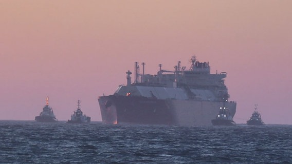 Die Maran Gas Kimolos läuft den Hafen Sassnitz-Mukran an. © NDR Foto: Moritz Schröder