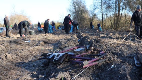 Fleißige Helfer beräumen die Fläche Am Schwarzen Weg in Stralsund. © HANSESTADT Stralsund I Pressestelle 