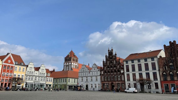 Der Marktplatz in Greifswald mit Blick auf die Marienkirche. © NDR 