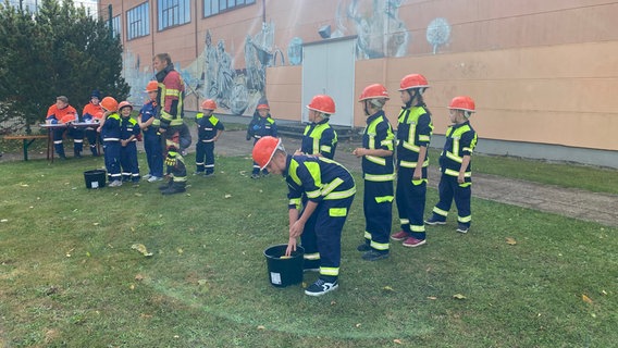 Mit Helmen und in Uniformen trainierten die kleinen Kameraden ihr Können beim zehnjährigen Jubiläum der Anklamer Kinderfeuerwehr. © Stadt Anklam Foto: Stadt Anklam