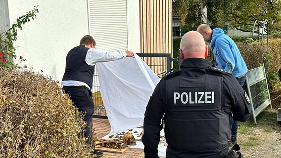 Ein Polizist steht vor der Baugrube mit den Knochenfunden in Neeberg auf Usedom. © Tilo Wallrodt 