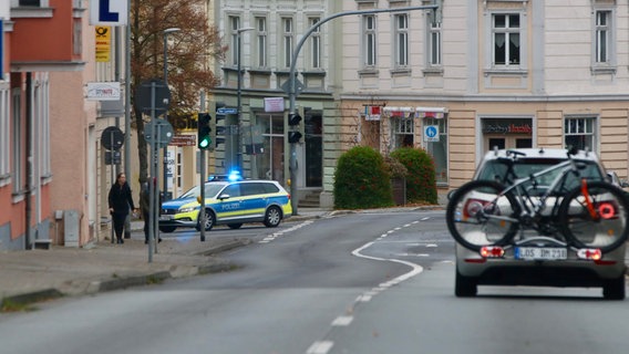 Ein Polizeiauto fährt durch die Innenstadt von Wolgast. © NDR Foto: Tilo Wallrodt