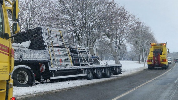 Ein Lastwagen liegt in einem Straßengraben. © NDR Foto: Janet Lindemann