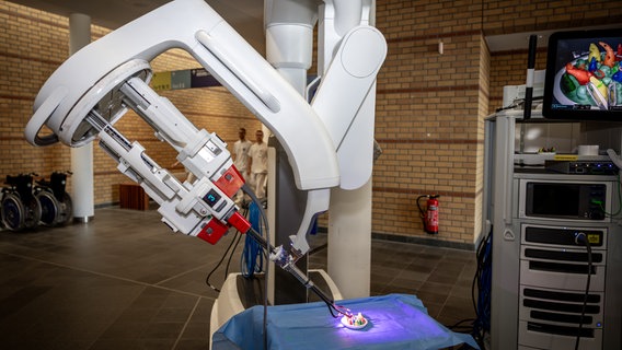 Zu sehen ist der neue medizinische Robotor Vinci-Single Port. Das einarmige technische Gerät kommt in der Gynäkologie des Greifswalder Uniklinkums zum Einsatz. © Universitätsmedizin Greifswald - Pressestelle 