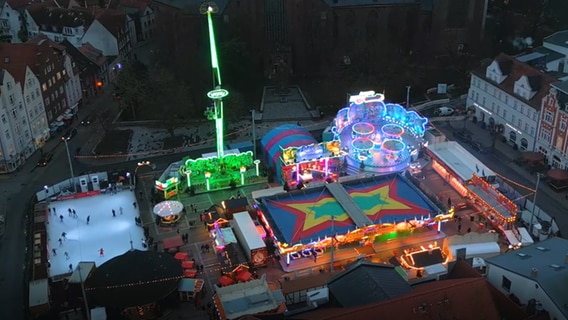 Die Eisbahn auf dem Neuen Markt in Stralsund. © Stadtwerke Stralsund 