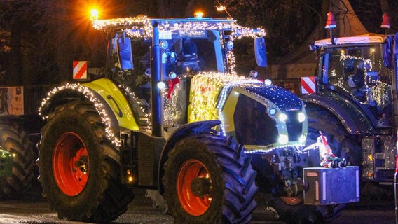 Ein beleuchteter Traktor bei der Lichterfahrt der Landwirte. © Feuerwehr Traditionszug der Hansestadt Greifswald e.V. 