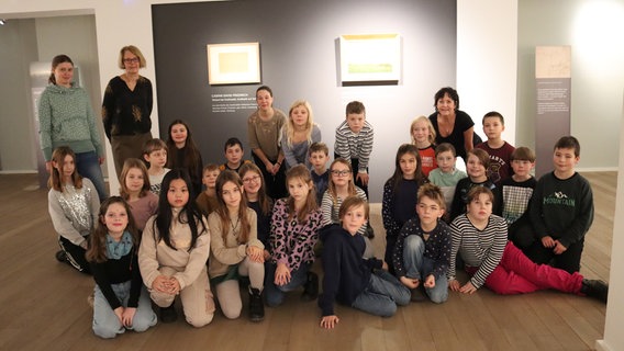 Viele Schüler haben sich zu einem Gruppenfoto im Pommerschen Landesmuseum aufgestellt. © NDR Foto: Julia Kruse