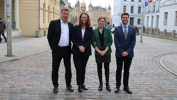 Prof. Dr.-Ing. Carsten Lau, Wissenschaftsministerin Bettina Martin, Prof. PD Dr. rer. medic. Daria Antonenko, Prof. PD Dr. rer. nat. Alexander Teumer (v.l) © WKMMV/C.Wohlleben 