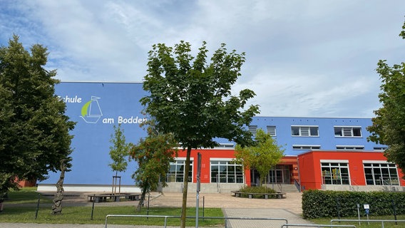 Außenaufnahme der Schule am Bodden in Neuenkirchen © NDR Foto: Lars Engelbrecht