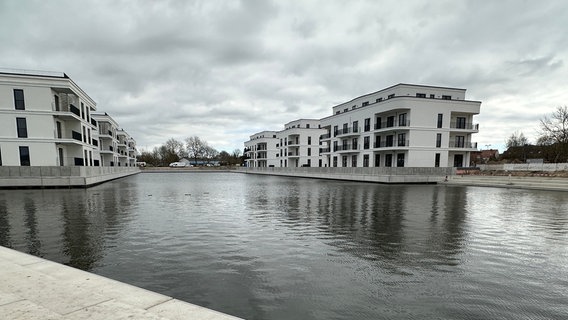 Schneller als gedacht hat sich das neue Hafenbecken in Barth mit Wasser gefüllt. © NDR Foto: Mathias Marius Krüger