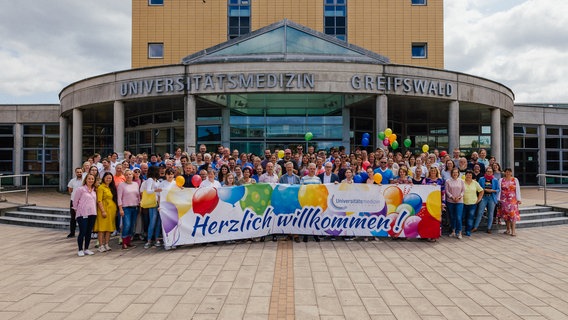 Mitarbeiter der Unimedizin Greifswald und Vertreter der Stadt versammelten nach dem Vorfall vor dem dem Hauptgebäude, um ein öffentliches Statement zu setzen. © Sascha Meichsner Foto: Sascha Meichsner