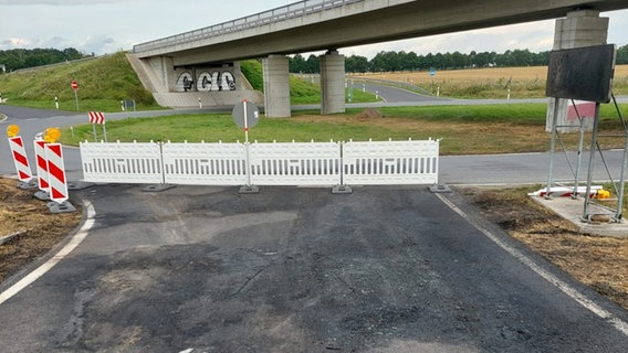 An einem Kreisverkehr ist eine Zufahrt gesperrt. Der Asphalt ist durch einen Brand stark beschädigt worden. © Landesstraßenbauamt MV Foto: Landesstraßenbauamt MV