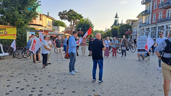 Auf der Promenade von Zinnowitz protestieren Vertreter der Gewerkschaft NGG © NDR Vorpommernstudio Foto: D. Rochow