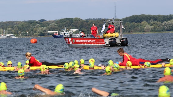 Die DLRG und das Deutsche Rote Kreuz sicherten das Vilmschwimmen unter anderem mit Booten ab. © DRK-Kreisverband Rügen-Stralsund Foto: Mariami Schmitz