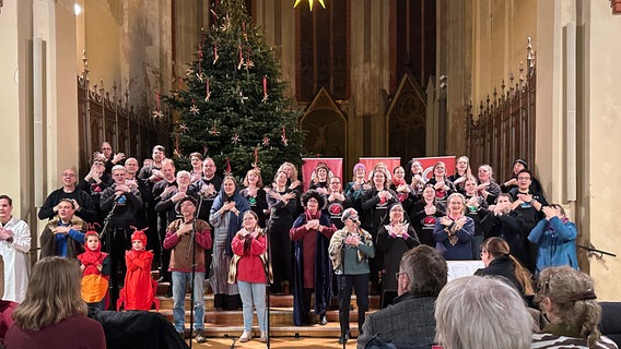 In der Greifswalder Jacobikirche singt das Gospelkombinat Nordost, bei ihrem 20-jährigen Jubiläumskonzert,  vor mehreren hundert Zuhörern. © NDR Foto: Mathias Marius Krüger