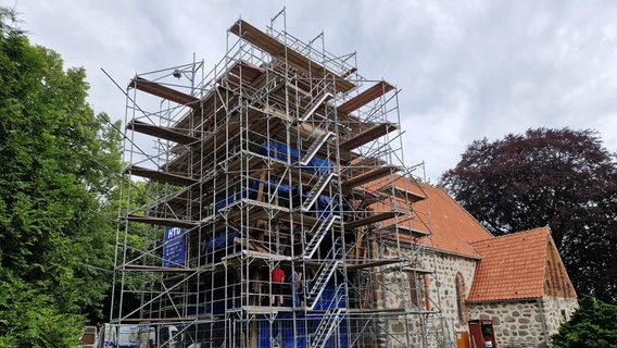 Blick auf den eingerüsteten Holzkirchturm der Kirche in Elmenhorst (Vorpommern) © NDR Foto: Janet Lindemann