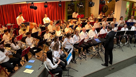 Das Blasorchester Waren tritt beim Landesorchesterwettbewerb im Gymnasium Grimmen an. © NDR Foto: Mathias Marius Krüger