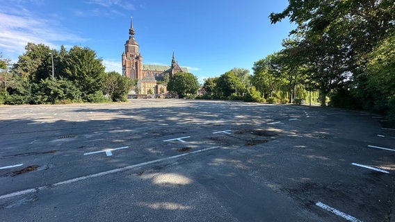 Der neu eingerichtete Parkplatz auf der Schützenbastion mit Blick auf die Stralsunder Marienkirche. © NDR Foto: Mathias Marius Krüger