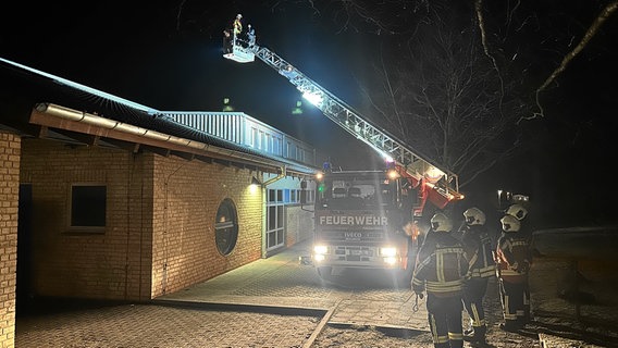 Die Feuerwehr Wolgast steht mit einer Drehleiter vor dem Jugendhaus "Peenebunker". © Tilo Wallrodt 