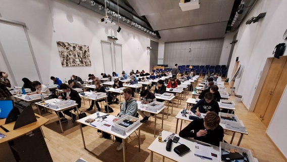 Schüler aus ganz Deutschland treten in Greifswald zur Bundesrunde der Internationalen Physikolympiade an. © NDR Foto: Martina Rathke