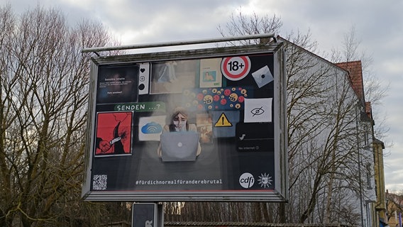 Eine Werbetafel mit einem Plakat. © NDR Foto: Konrad Buchwald