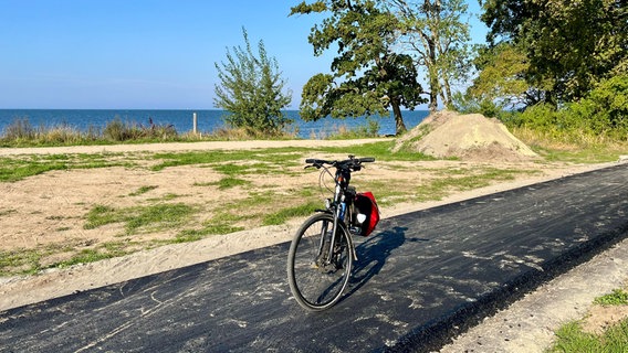 Blick auf ein Fahrrad auf dem fast fertigen Radfernweg © Christopher Niemann Foto: Christopher Niemann