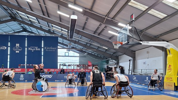 Rollstuhlbasketballer auf dem Spielfeld. © Sonja Bade 