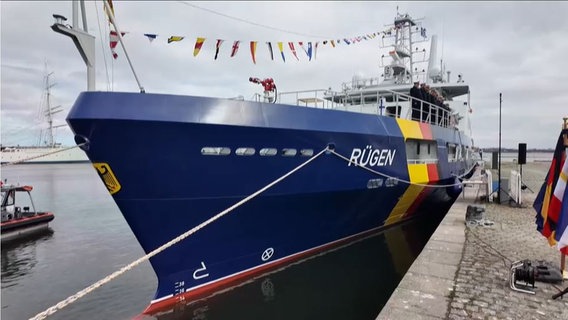 Der Zoll hat ein neues Einsatztschiff. Die Rügen liegt im Stralsunder Stadthafen. © NDR Screenshot 