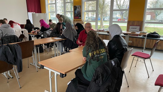 Schülerinnen und Schüler sitzen in einem Klassenraum der Erwin-Fischer-Schule in Greifswald bei einem Projekttag. © NDR Foto: Merle Hobbold