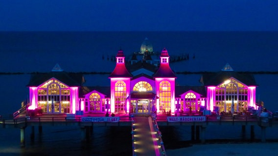 Die Seebrücke in Sellin wird zum Weltmädchentag in pink angestrahlt. © Plan International 