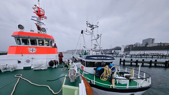 Der Seenotrettungskreuzer HARRO KOEBKE aus Sassnitz hat den Fischkutter "Crampas" im Schlepptau. © Die Seenotretter – DGzRS 