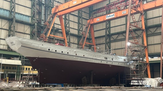 Das Segelschiff Greif befindet in einer Halle der Volkswerft Stralsund. © NDR Foto: Mathias Marius Krüger