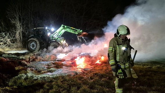 Die Feuerwehr löscht einen brennenden Strohballen © Universitäts- und Hansestadt Greifswald 