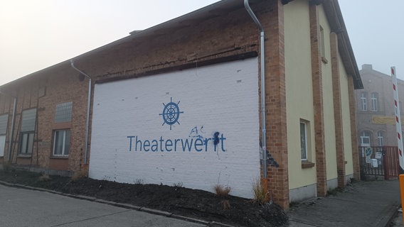 Die Theaterwerft in der Greifswalder Bahnhofstraße. © NDR Foto: Konrad Buchwald