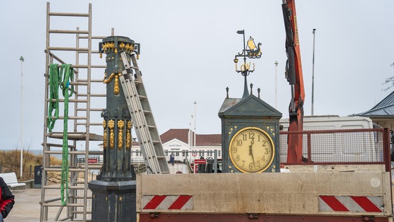 Die historische Uhr auf der Promenade in Ahlbeck wird auf einen Kran verladen. © Gemeinde Heringsdorf 