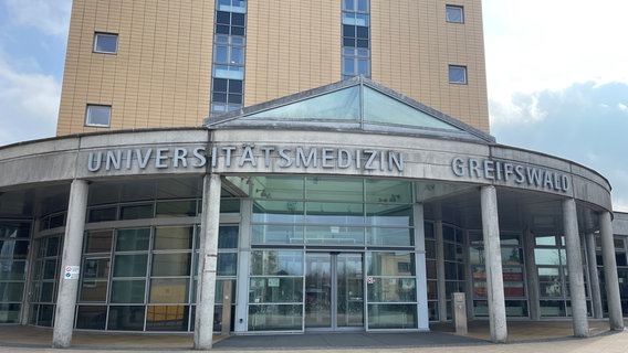 Der Haupteingang der Universitätsmedizin Greifswald. © NDR 