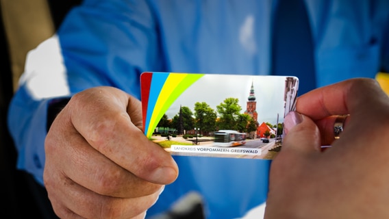 Zwei Hände halten eine kleine Plastikkarte. © Landkreis Vorpommern-Greifswald 