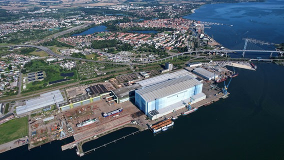 Luftaufnahme der Stadt Stralsund mit Blick auf die Altstadt und die Volkswerft © Hansestadt Stralsund Foto: Hansestadt Stralsund