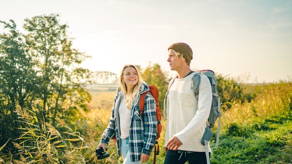 Ein Mann und eine Frau wandern durch die Region Fischland-Darß-Zingst. © TMVPetermann 