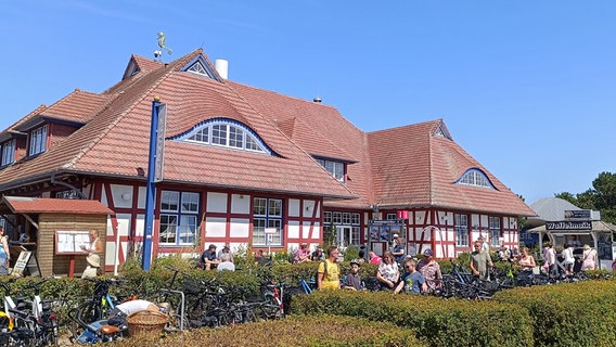 Urlauber vor dem Kurhaus in Zingst. © NDR Foto: Konrad Buchwald