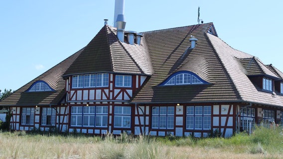 Das Kurhaus am Strand von Zingst. © NDR Foto: Konrad Buchwald