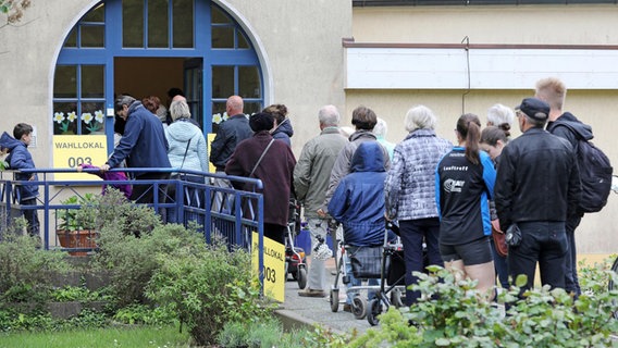 Eine lange Schlange hat sich vor einem Wahllokal gebildet. © dpa-Bildfunk Foto: Bernd Wüstneck/dpa