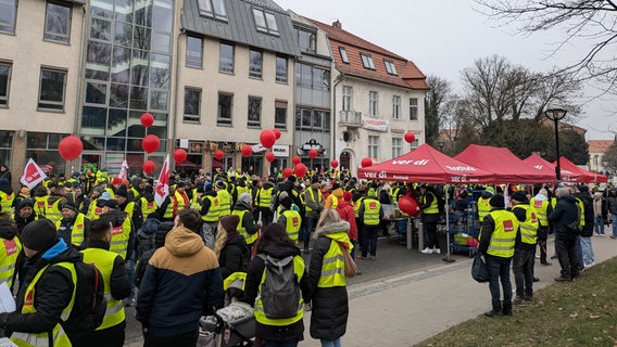 Vor der ver.di-Zentrale in Rostock streiken Arbeitnehmerinnen und Arbeitnehmer aus der Bereichen Nahverkehr und öffentlicher Dienst. © NDR Foto: Carolin Beyer