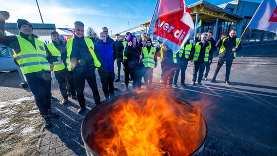 Mitarbeiter des Nahverkehr Schwerin treffen sich zu einem Warnstreik der Gewerkschaft Verdi im Straßenbahndepot. © Jens Büttner/dpa +++ dpa-Bildfunk +++ Foto: Jens Büttner/dpa +++ dpa-Bildfunk +++