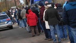 Menschen warten vor dem Impfzentrum des Landkreises Vorpommern-Greifswald.