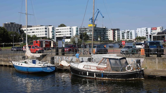 Eine Wasserleiche wird am Rostocker Stadthafen geborgen. © Stefan Tretropp Foto: Stefan Tretropp
