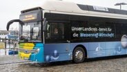 Ein Wasserstoffbus fährt im Rahmen eines Pressetermins am Sassnitzer Hafen im Landkreis Vorpommern-Rügen © dpa-Bildfunk Foto: Stefan Sauer