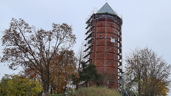 Der eingerüstete Wasserturm in Grimmen © Stadt Grimmen Foto: Thorsten Erdmann