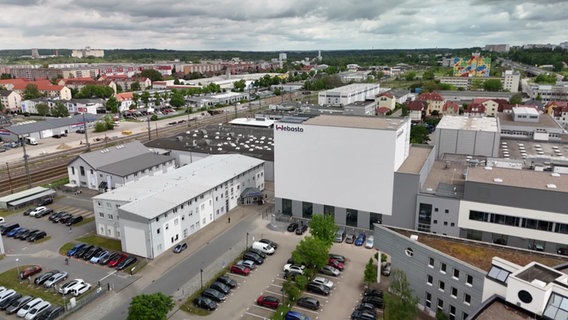 Das neue, vollautomatische Logistikzentrum des Automobilzulieferers Webasto in Neubrandenburg. Ein moderner, quadratischer, weißer Bau. © NDR Foto: NDR