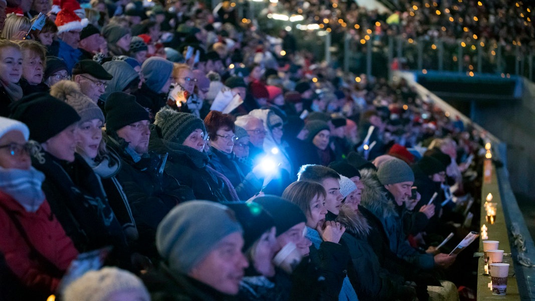 Ostseestadion 10.000 Menschen singen Weihnachtslieder